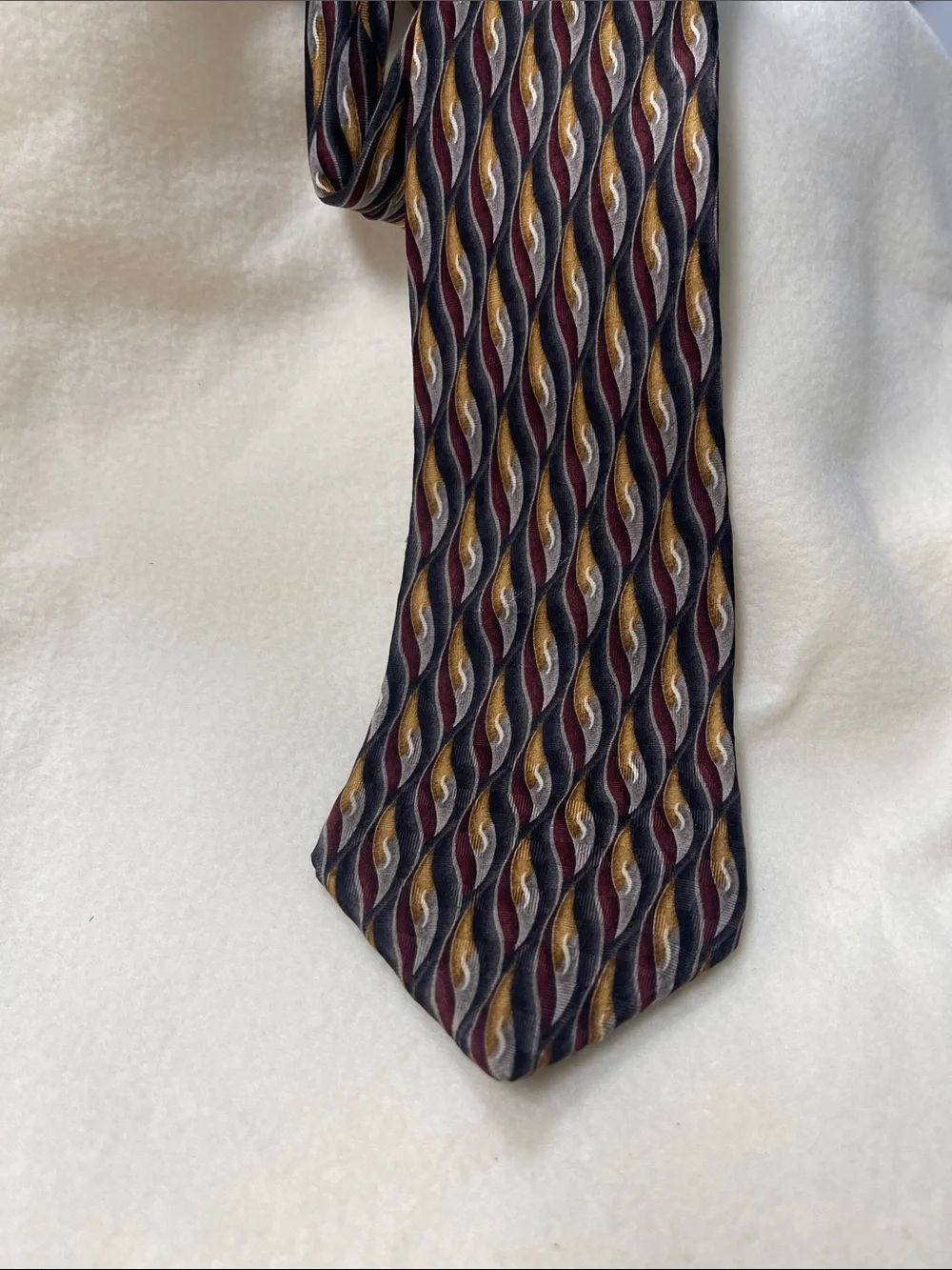 Oscar de la Renta Silk Tie in Burgundy, black & Gold Wave Pattern